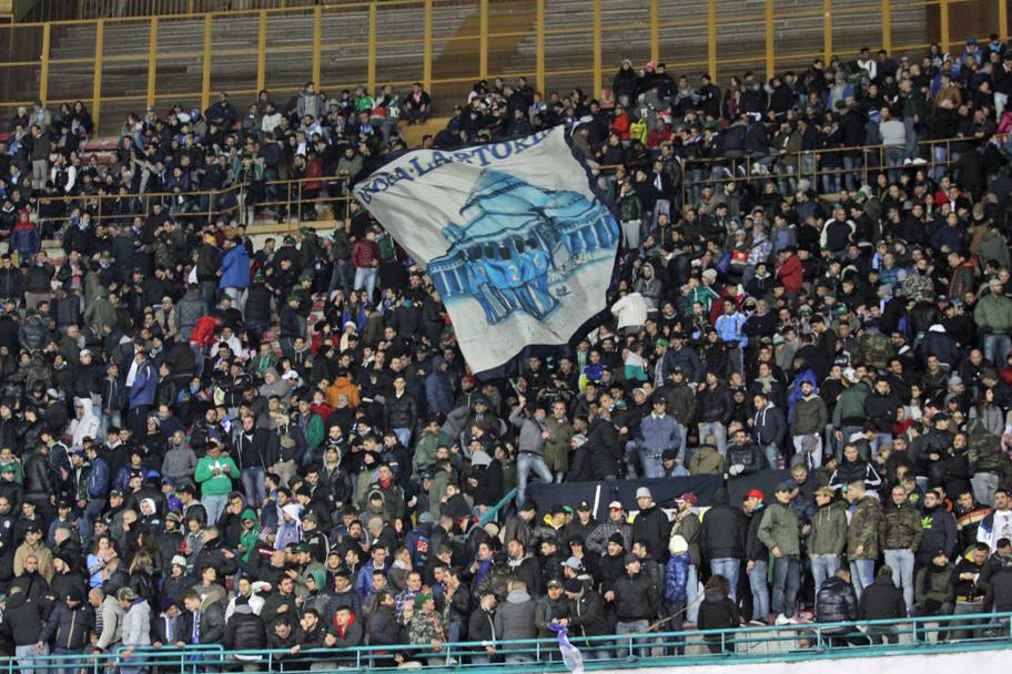 Napoli-Udinese  una partita da non sbagliare per la squadra di Benitez: il pubblico partenopeo ne  consapevole e, nonostante il freddo, si stringe compatto intorno a Higuain e compagni. LaPresse